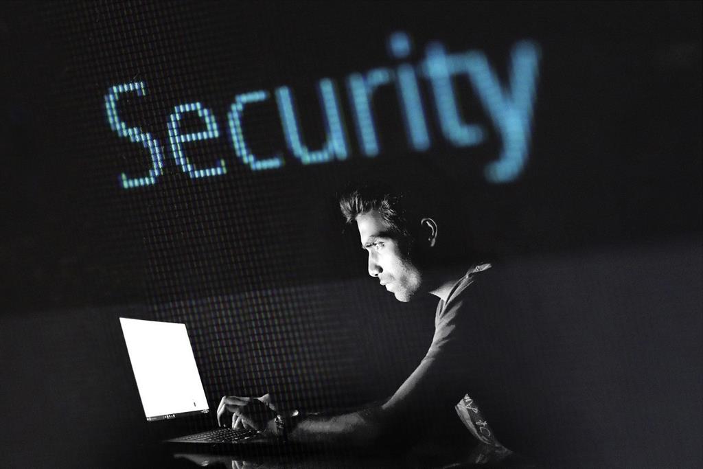 hacking-2964100_1280-1